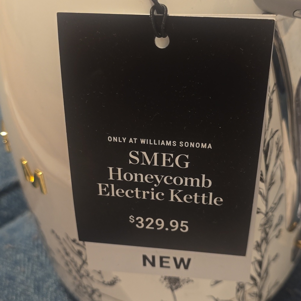 BESTSELLER SMEG Honeycomb Electric Kettle - Picture 11 of 15